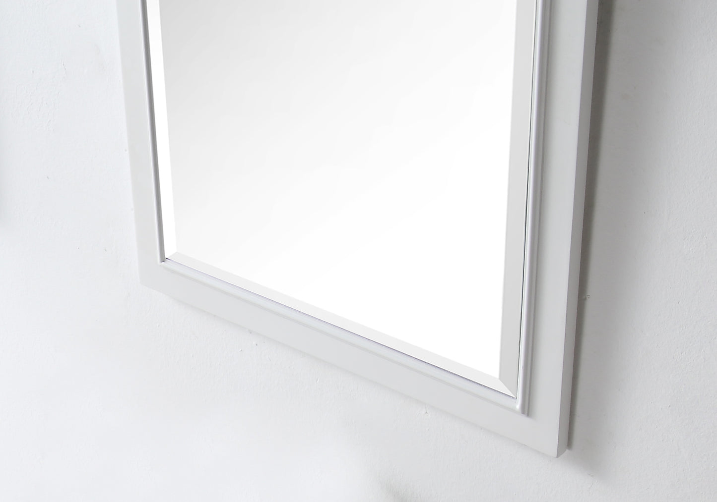 LEGION FURNITURE 24X36 WHITE MIRROR. ITEM NUMBER: WH7724-W-M